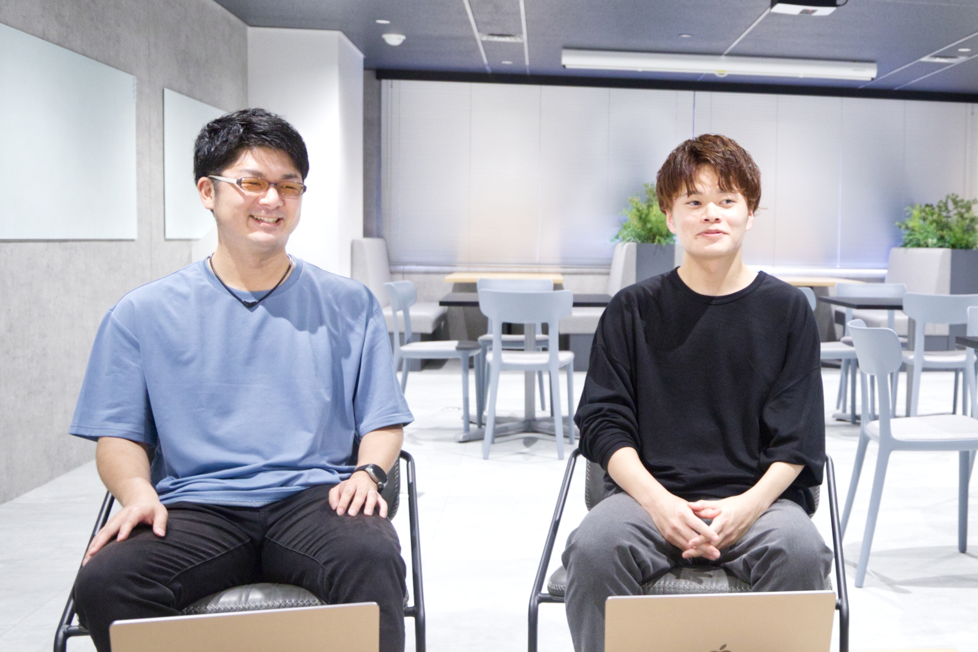 左︰赤川 龍之介さん 開発2部 エンジニアリングマネージャー / 右︰神保 拓眞さん 開発3部 フロントエンドエンジニア
