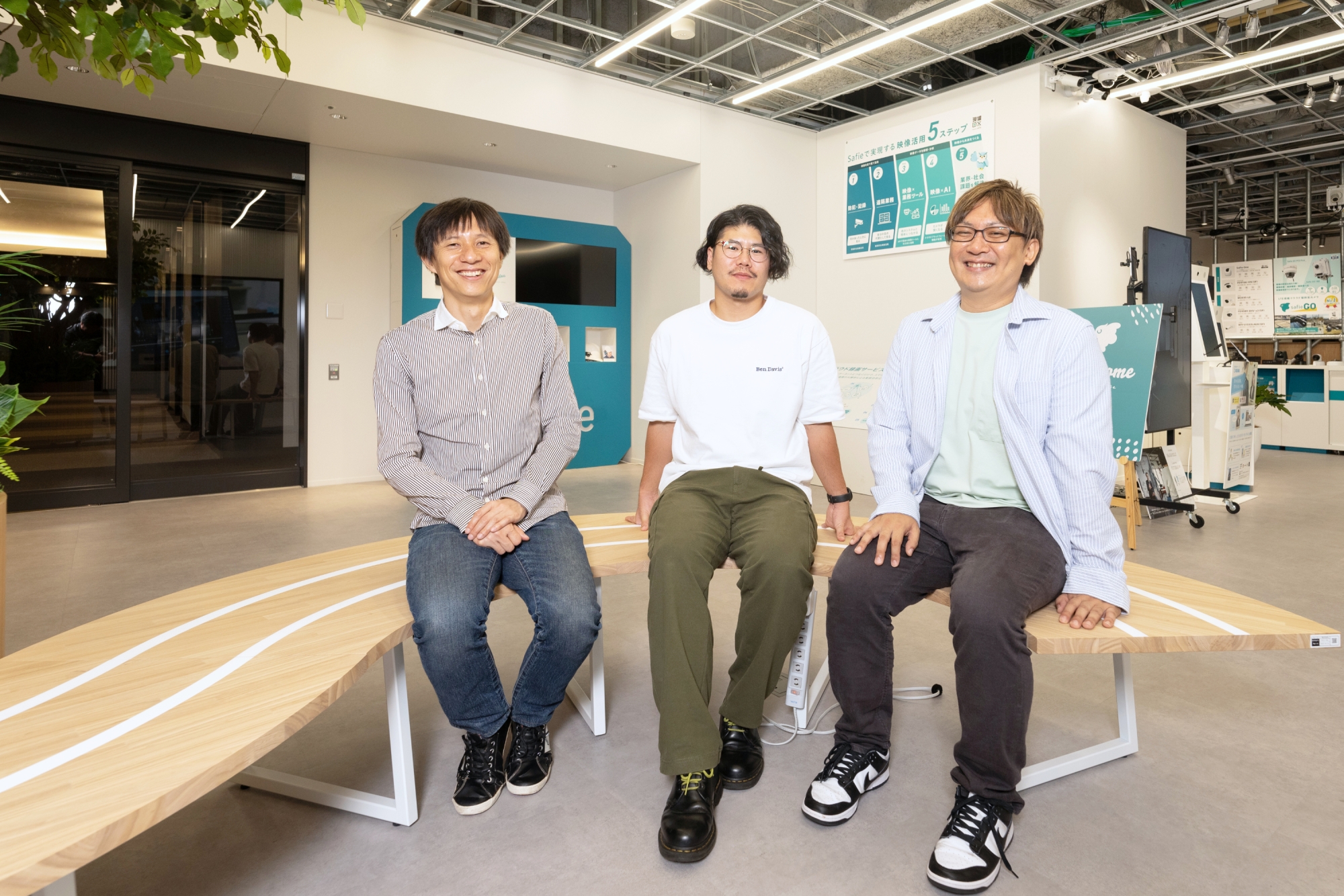 右から ・小山 貴士さん QAエンジニア ・森重 丈さん QAエンジニア ・伊藤 望 MagicPod CEO