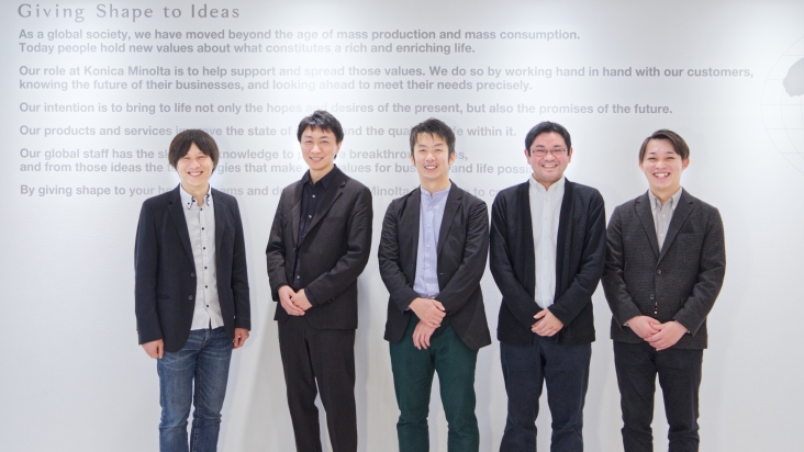 From left: Nozomi Ito, MagicPod CEO Yasufumi Naito, Customer Success Manager for COCOMITE, Konica Minolta Tomoo Yamanaka, Development Manager for COCOMITE, Konica Minolta Hiroshi Kimura, Test Lead for COCOMITE, Shin Nihon Systemic Yusei Sugawara, Service 